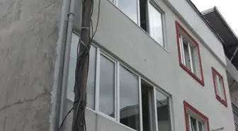 Evlerle İçiçe Geçen Elektrik Direkleri Ölüm Saçıyor