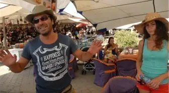 Kız Arkadaşıyla Pazar Gezdi