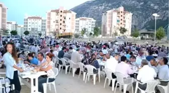 Vali Daşöz İftar Tatlısını 3 Yaşındaki Mehmet ile Paylaştı