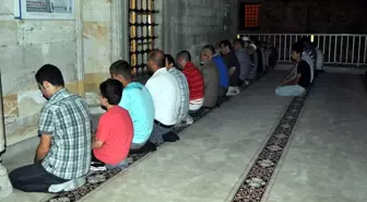 Vatandaşlar Karanlıkta Namaz Kıldı