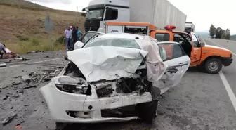 Erzincan'da Trafik Kazası: 2 Ölü 1 Yaralı