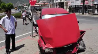 Kontrolden Çıkan Otomobil 5 Araca Çarparak Durabildi