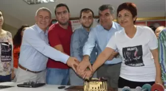 Mustafa Balbay'ın Doğum Günü Pastasını Gazeteciler Kesti