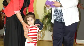 Vali Çolak'ın Eşinden Hasta Çocuklara Kıyafet Yardımı