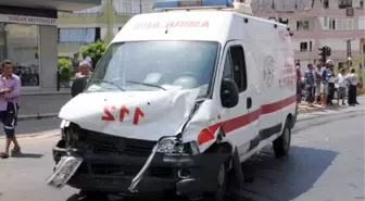 Hasta Taşıyan Ambulans Kaza Yaptı: 4 Yaralı