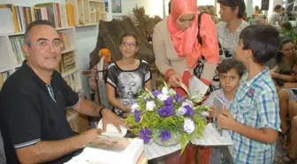 Sunay Akın'ın Kitap İmza ve Söyleşisine Yoğun İlgi