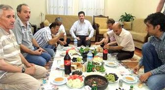 Milletvekili Hasan Fehmi Kinay, Orucunu Tavşanlı Merkez Yeniköy'de Açtı