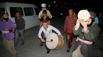 Tiyatrocuydu Ramazan'da Davul Çalmaya Başladı