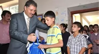 Malatya'da Bin 500 Öğrenciye Giysi Yardımı