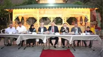 Vali Özcan, Huzurevi'nde İftar Yaptı