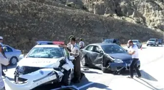 Karşı Şeride Geçince Polis Otosuna Çarptı: 2 Polis Yaralı