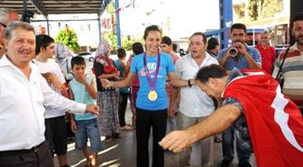 Olimpiyat Şampiyonuna Davullu Zurnalı Karşılama
