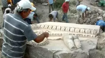 Hadrianus Tapınağı'nın Alınlığı Bulundu