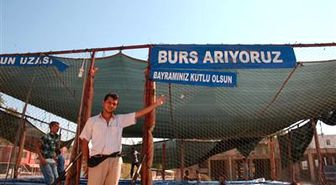 İş Yerine Astığı Afişle Burs Arıyor