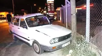 Otomobille Kamyonet Çarpıştı: 3 Yaralı