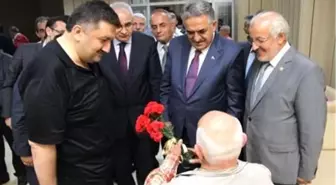 Bakan Yazıcı, Bayramda Yaşlıları Yalnız Bırakmadı