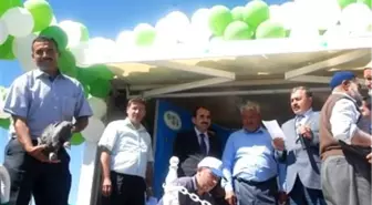 Bakan Eroğlu, Vatandaşlara Beç Tavuğu Dağıttı