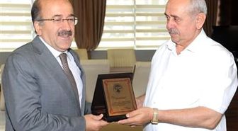 Çağlayan Belediye Başkanı Bayrak'tan Gümrükçüoğlu'na Teşekkür Plaketi