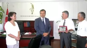 Gölcüklü Çiftçiler Ödemiş Kaymakamına Plaket Verdi