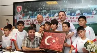 Çocuklardan Başkan Kar'a Türk Bayrağı Tablosu