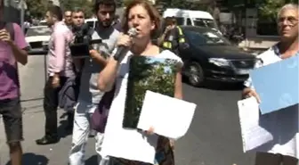 Karakol Önünde Aynalı Protesto