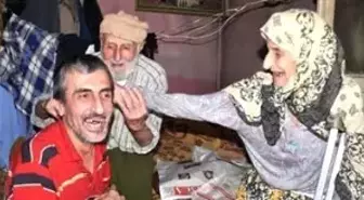 86 Yaşındaki Veysel Dede, Özürlü Oğluna ve Hasta Eşine Bakıyor