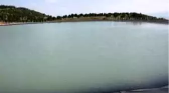 Kurtarma Ekipleri Cep Telefonu İçin Gölete Daldı