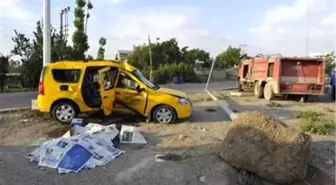 Elektrik Direğine Çarpan Araçtaki 1 Kişi Öldü, 2 Kişi Yaralandı