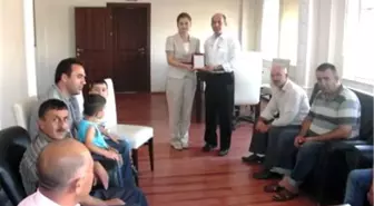 Karakoyunlu Esnafından Tayini Çıkan Kaymakam Çiçekli'ye Plaket