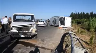 Antalya'da Tur Midibüsü Kamyonetle Çarpıştı