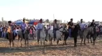 Düğünlerde Cirit Gösterisi Geleneği Yaşatılıyor