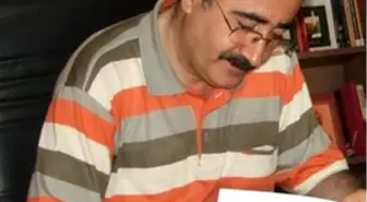 Araştırmacı Yazar Yardım, Kitaplarını İmzaladı