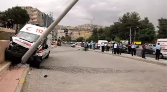 Mardin Valisi'nin Koruması, Hasta Taşıyan Ambulansla Çarpıştı: 3 Yaralı