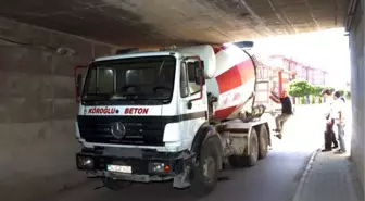 Beton Mikseri Alt Geçitte Sıkıştı