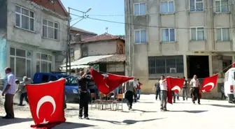 Şehit Komandonun Köyü Bayraklarla Süslendi