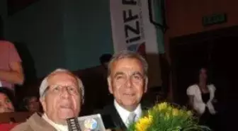 Yeşilçam'ın Unutulmaz Yıldızları İzmir'de Ödül Aldı