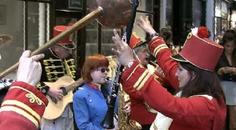 Londra'da Mehter Marşlı Alışveriş Partisi