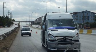(Özel Haber) Kocaeli'de Servis Minibüsü Polis Aracına Çarptı: 3 Polis Yaralı