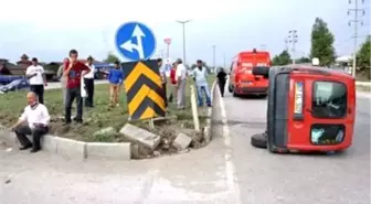 Refüje Çarpan Otomobil Takla Attı: 6 Yaralı