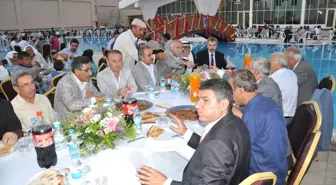 Gelinine El İşlemeli Altın Kemer ile Altın Taç Taktı