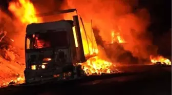 Tunceli'de Yol Kesen Teröristler İki Aracı Ateşe Verdi