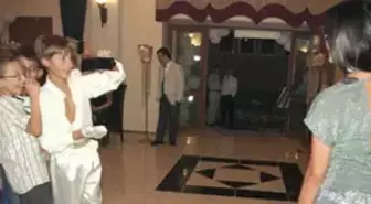 Erkekliğe İlk Adım Revü Kızlarıyla
