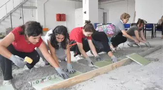 Hamur Yoğuran Eller Harç Karıyor