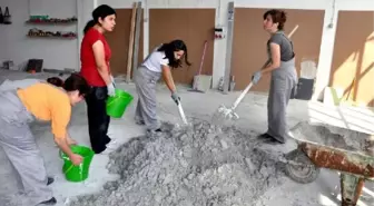 Hamur Yoğuran Eller Harç Karıyor