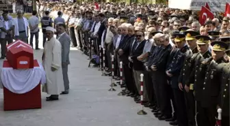 Şehidin Eşi, Karnındaki Bebeğine Sarıldı