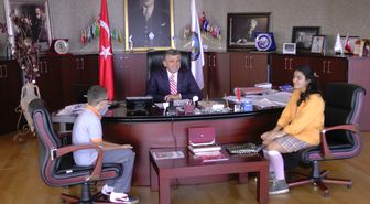 Başkan Albayrak'a Öğrencilerden Plaket