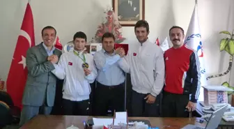 Dünyanın Bileğini Büktüler