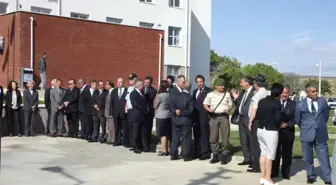 Valiyi Karşılamak İçin Kuyruğa Girdiler