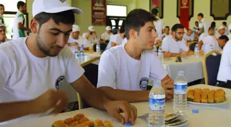 Baklavayı En Kısa Sürede Yemek İçin Yarıştılar