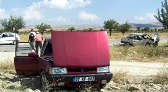 Antalya'da Trafik Kazası: 3 Yaralı